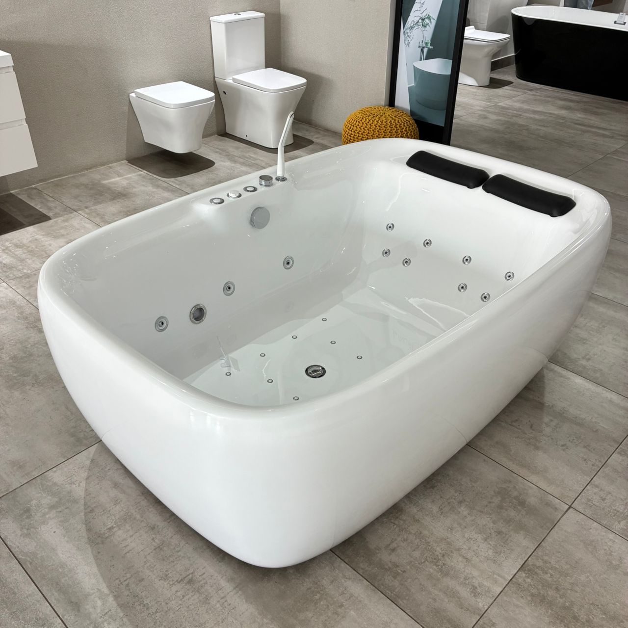 Whirlpool Q440 - Premium WhirlPool from Kimo Group - Just GH₵23950! Shop now at Kimo Group