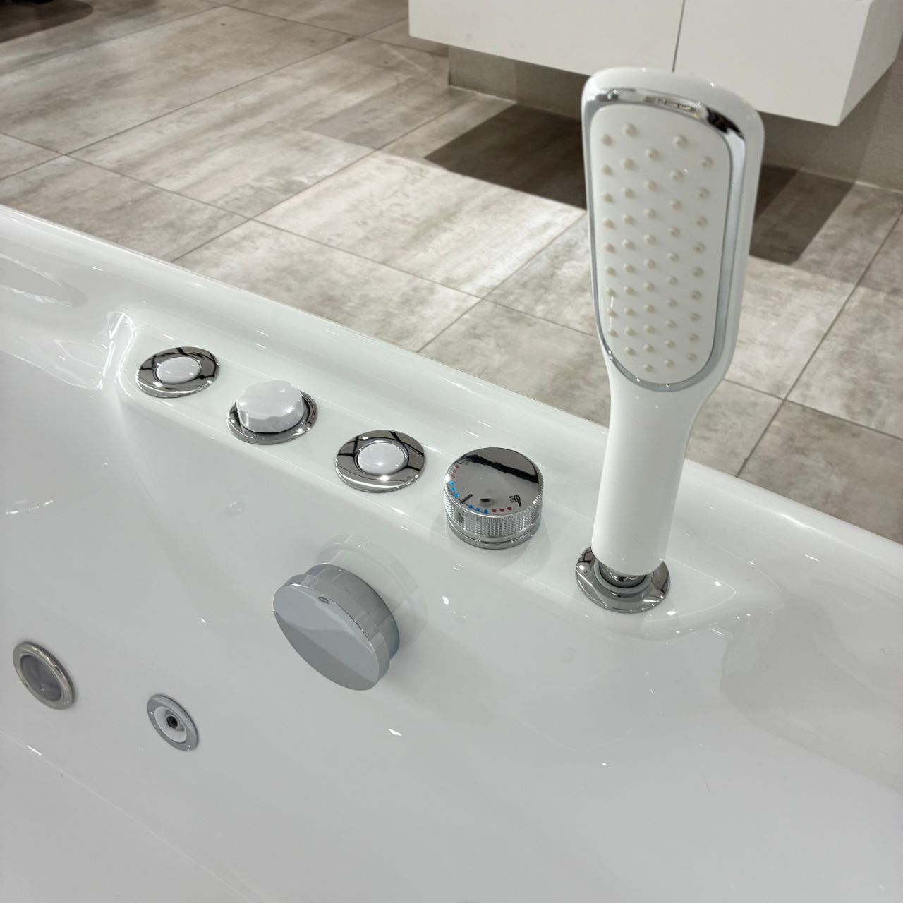 Whirlpool Q440 - Premium WhirlPool from Kimo Group - Just GH₵23950! Shop now at Kimo Group