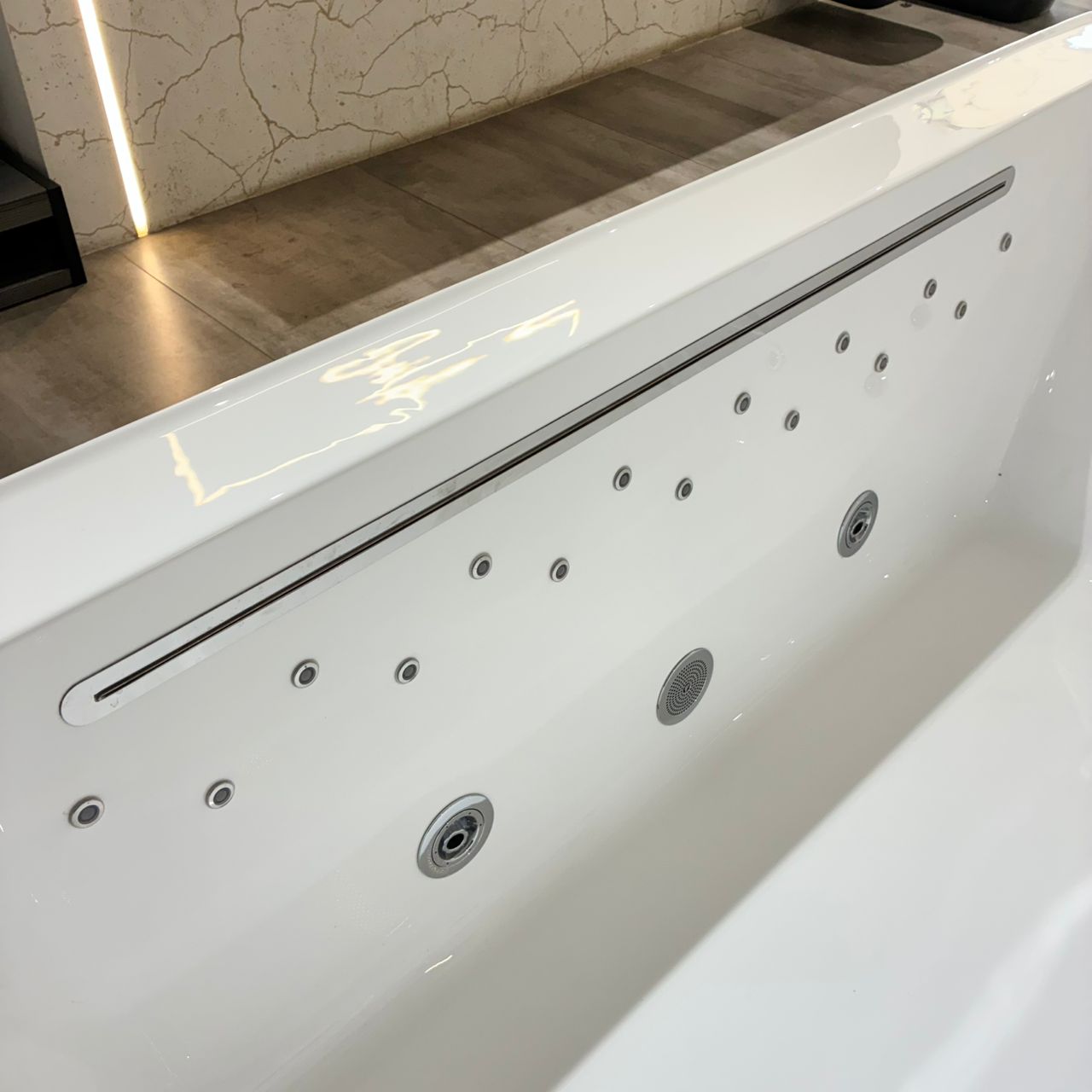 Whirlpool Q419D - Premium WhirlPool from Kimo Group - Just GH₵28950! Shop now at Kimo Group