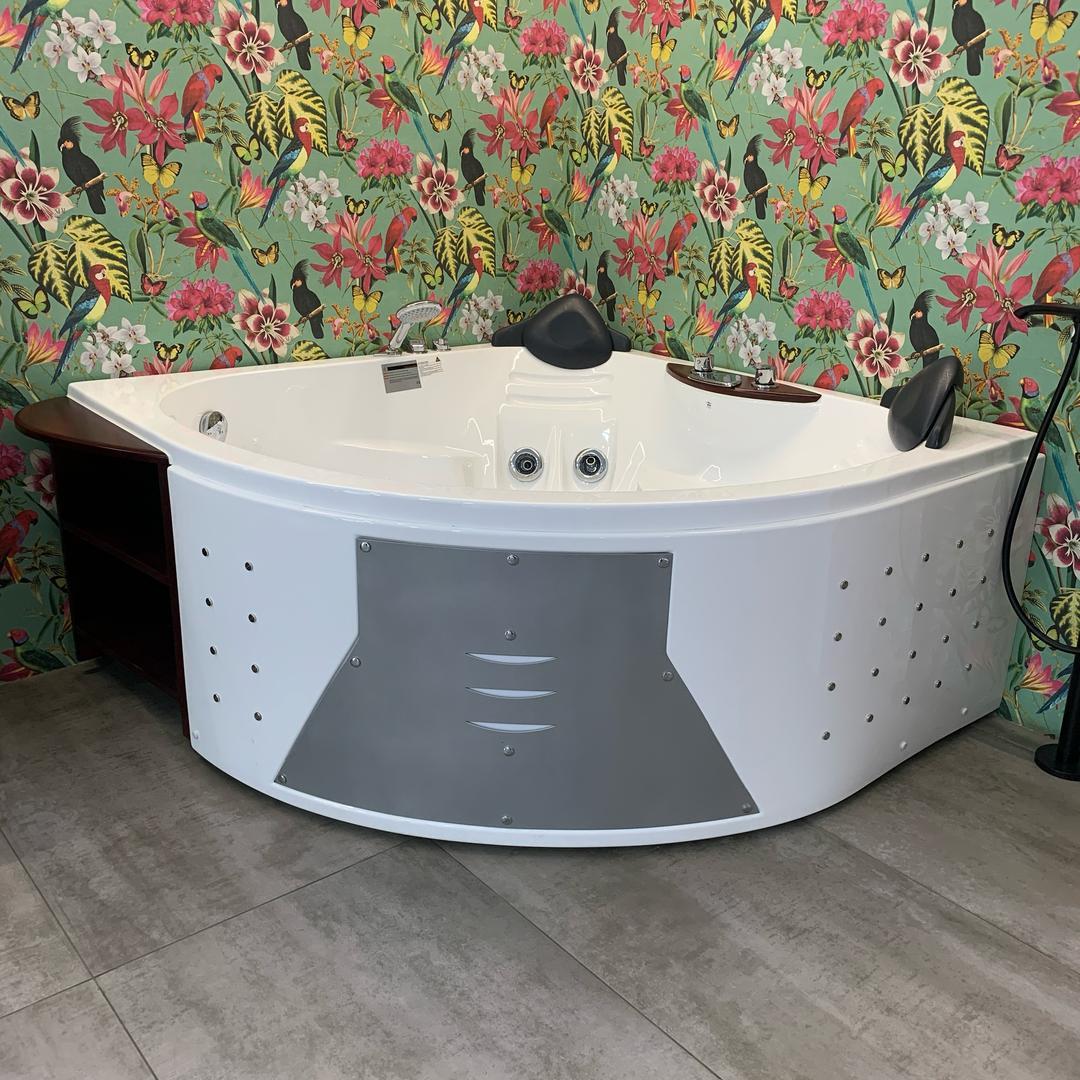 Jacuzzi CZI17 Corner - Premium WhirlPool from CRW - Just GHS33500! Shop now at Kimo in Ghana