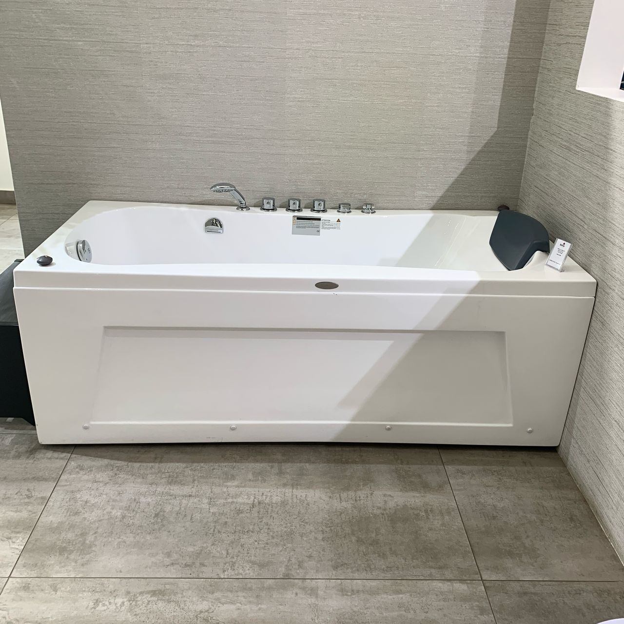 Jacuzzi CZI092 - Premium WhirlPool from CRW - Just GHS18500! Shop now at Kimo in Ghana