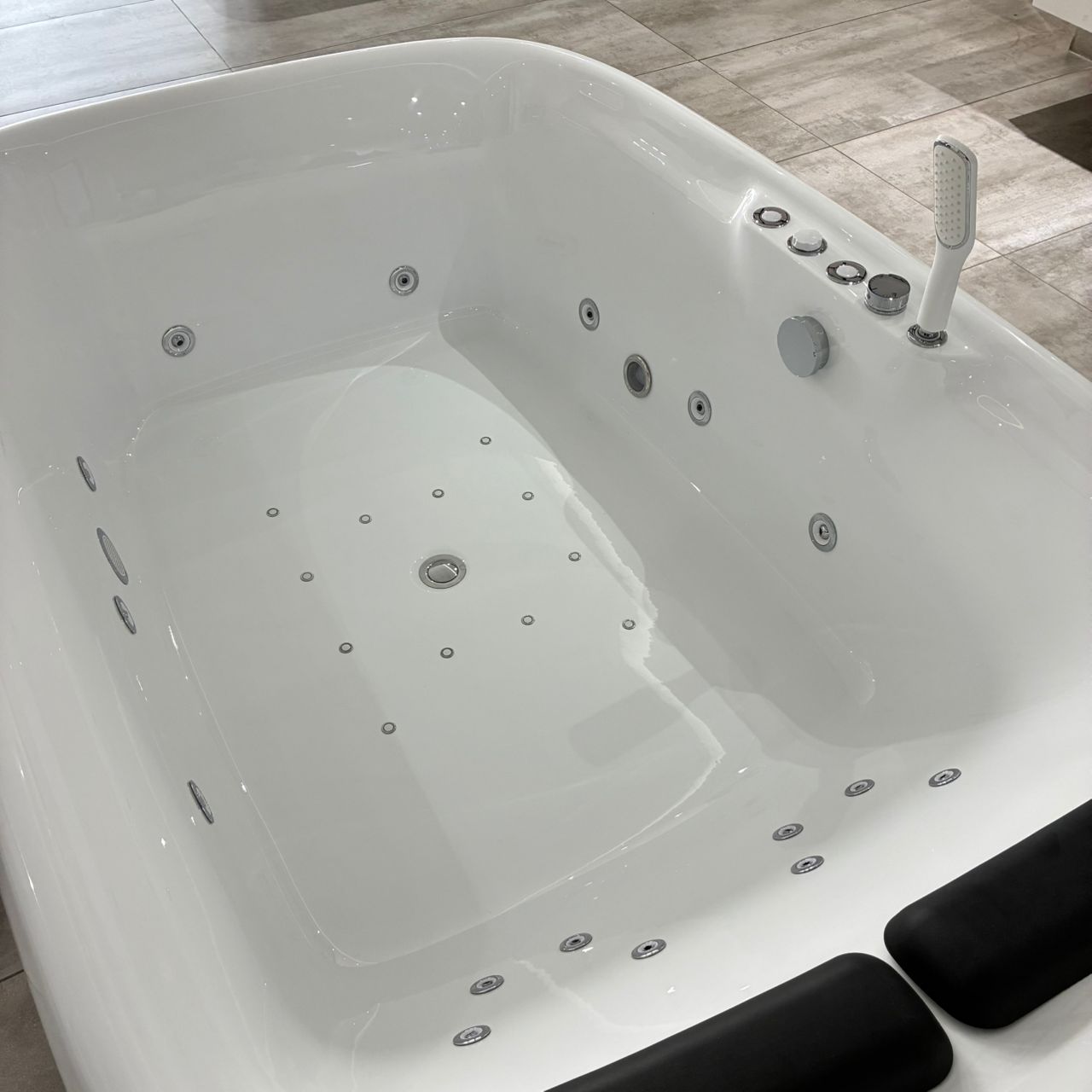 Whirlpool Q440 - Premium WhirlPool from Kimo Group - Just GH₵23950! Shop now at Kimo Group